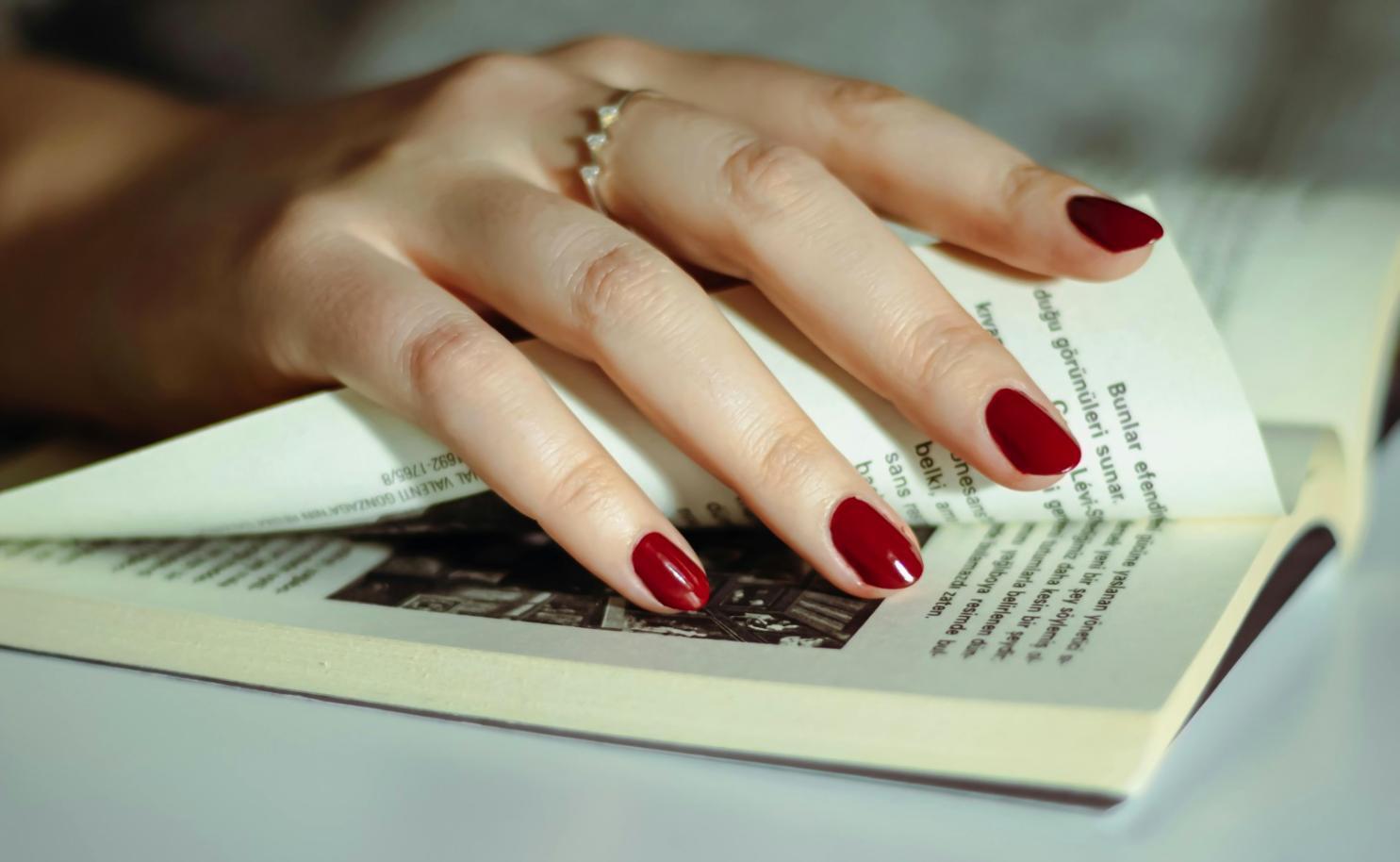 Professionelle Nagelbehandlung mit modernen Techniken und hochwertigen Materialien