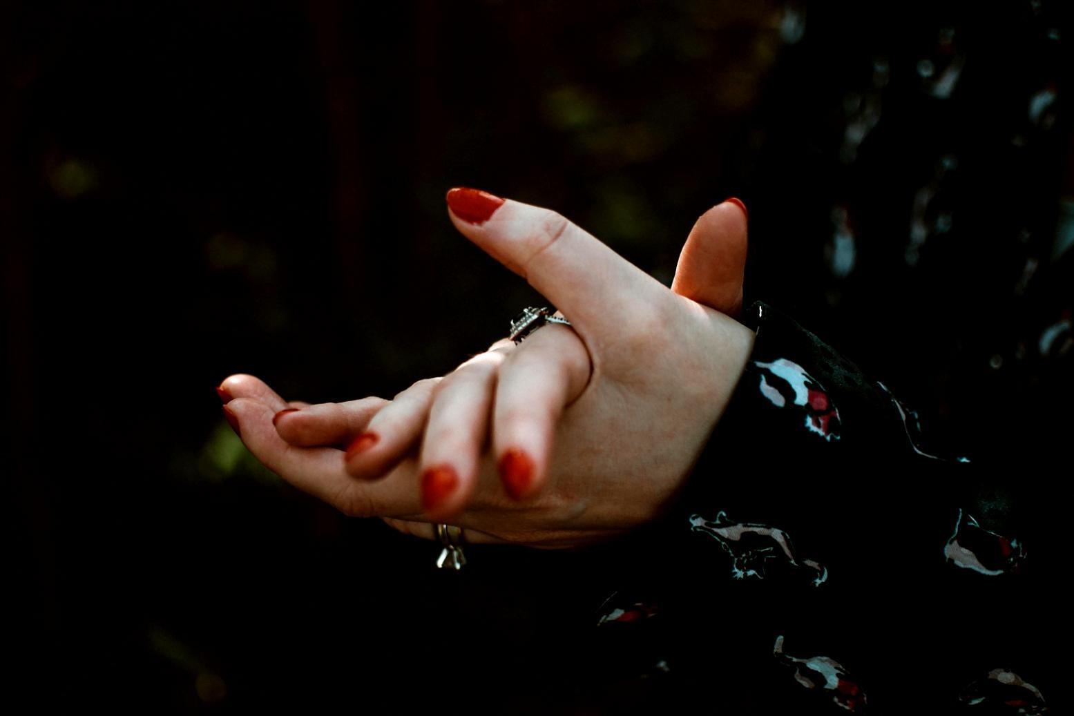 Detaillierte Nagelformung und Styling