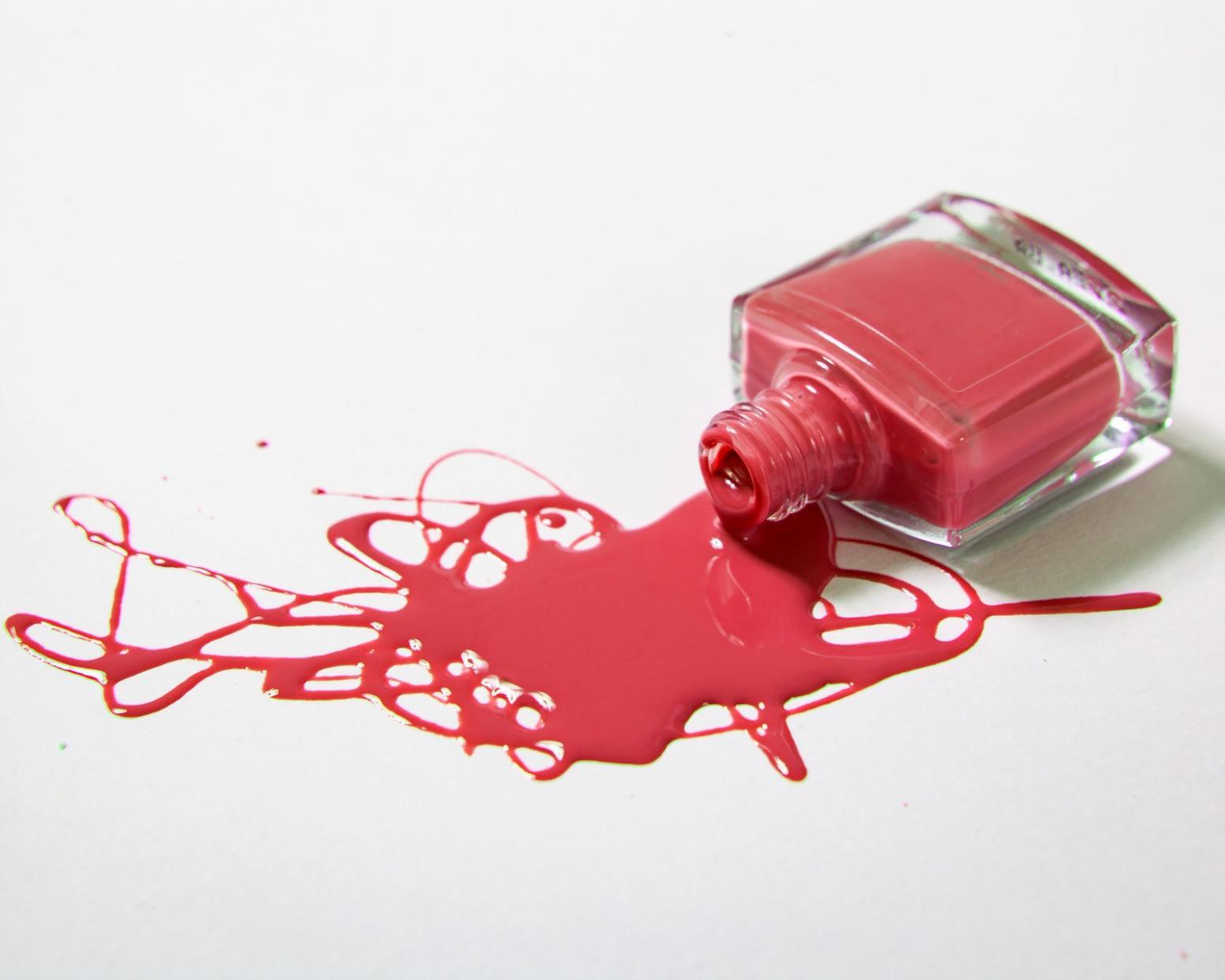 Professionelle Nagelmodellage in verschiedenen Arbeitsphasen